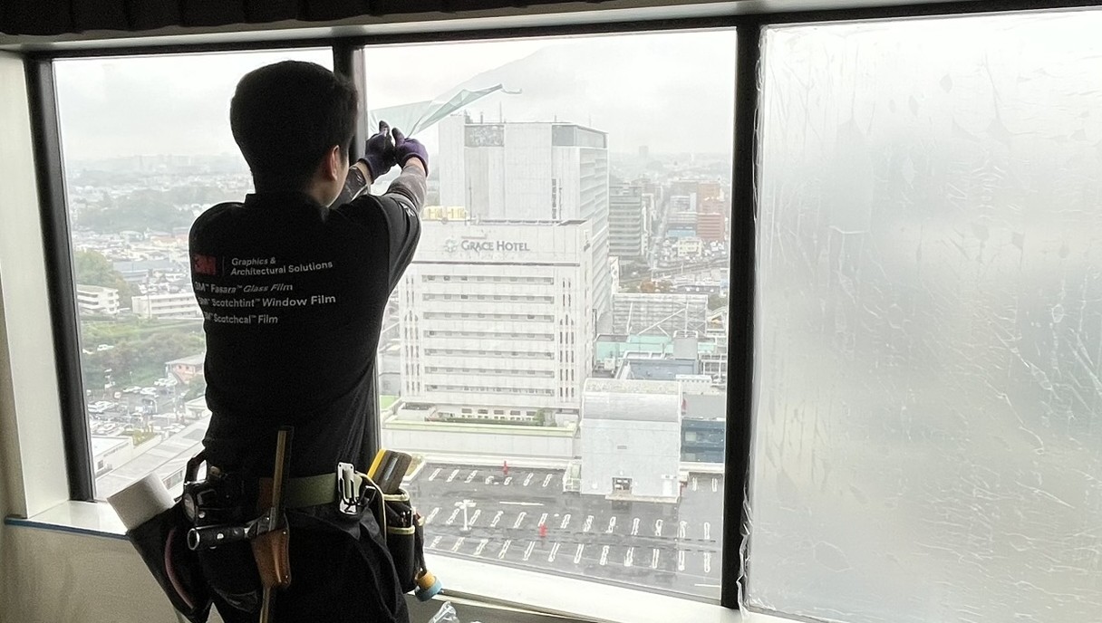 フィルム剥離作業費（1㎡～）　　　　　　　　　　　　　　　　　　 　　　　　※誠に恐れ入りますが、剥離のみのご依頼はお受けしておりません。