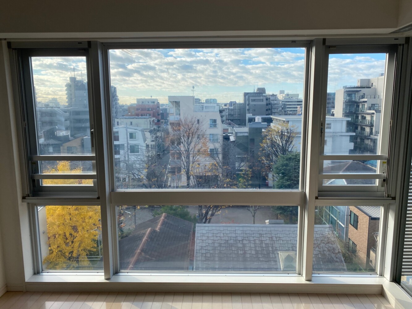 世田谷のマンション（中規模）／フィルム劣化による 3M SH2CLAR（透明飛散防止・UVカット）貼り替え施工の施工写真