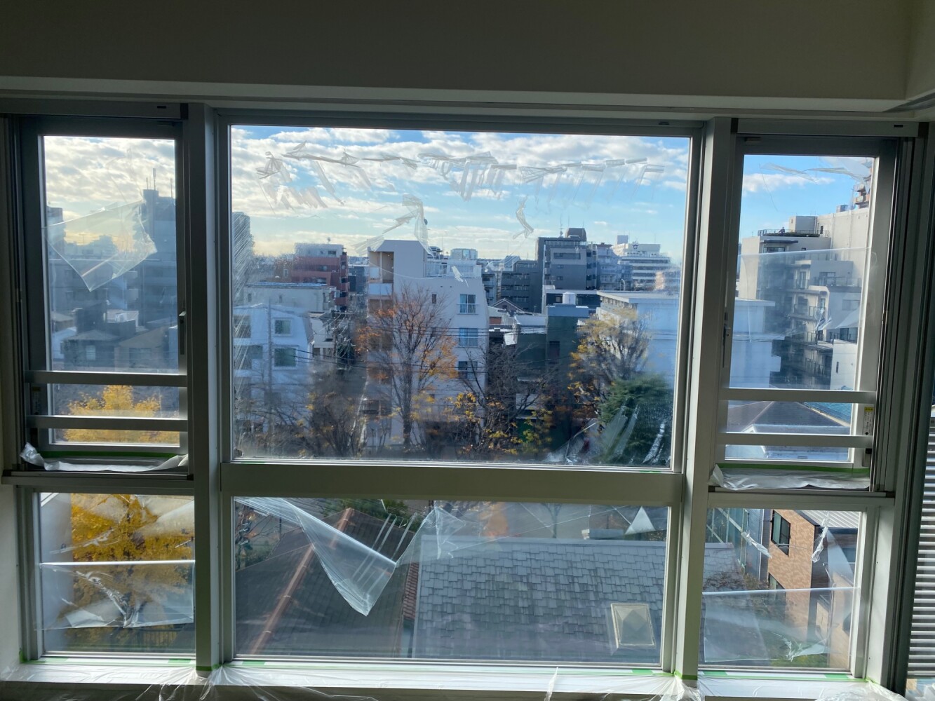 世田谷のマンション（中規模）／フィルム劣化による 3M SH2CLAR（透明飛散防止・UVカット）貼り替え施工