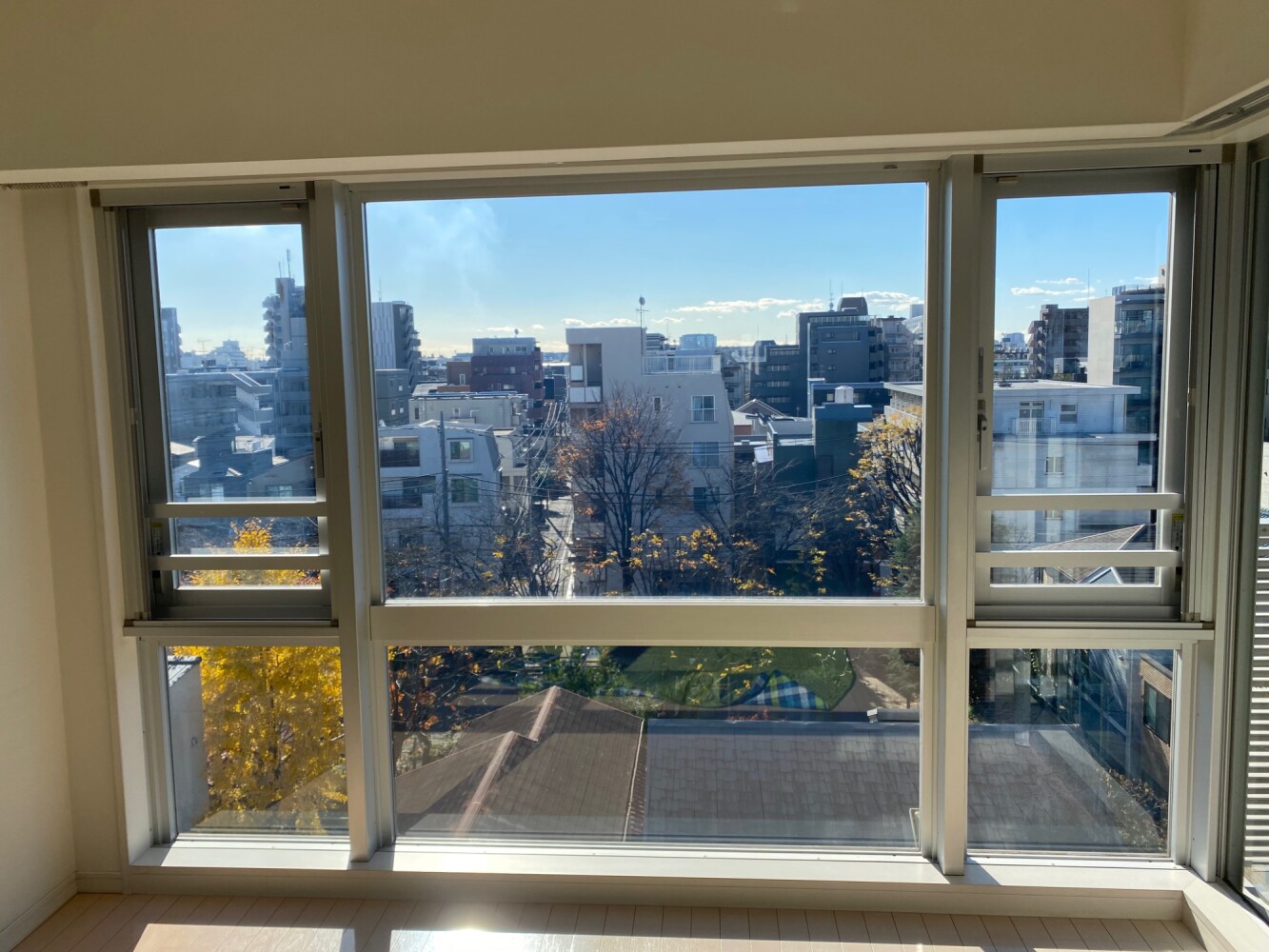 世田谷のマンション（中規模）／フィルム劣化による 3M SH2CLAR（透明飛散防止・UVカット）貼り替え施工