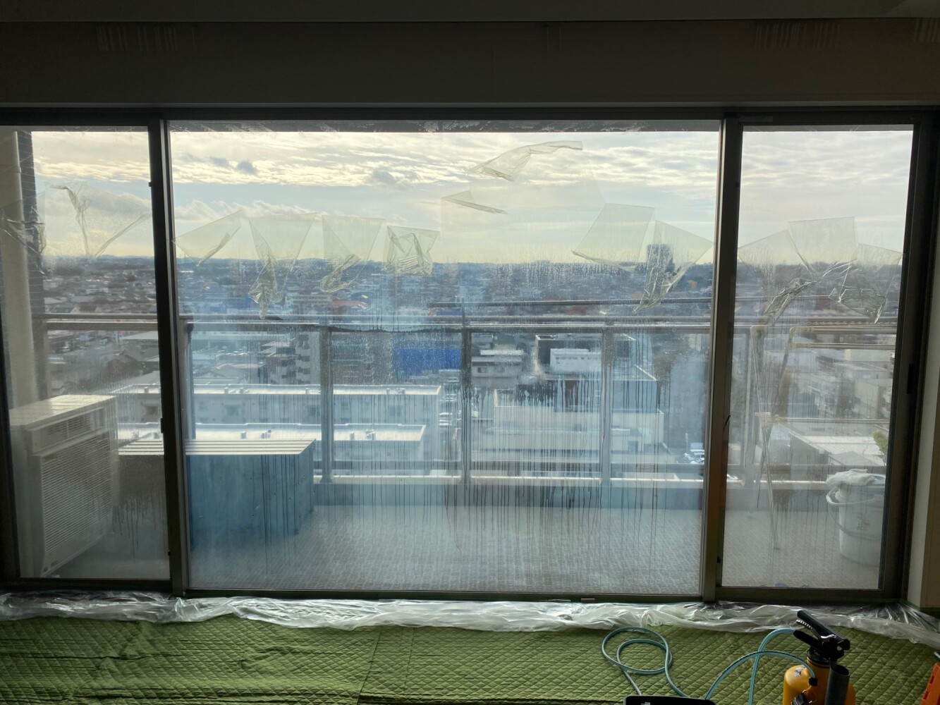 横浜市港南区・マンション／劣化による遮熱フィルム（NANO80S）貼り替え施工