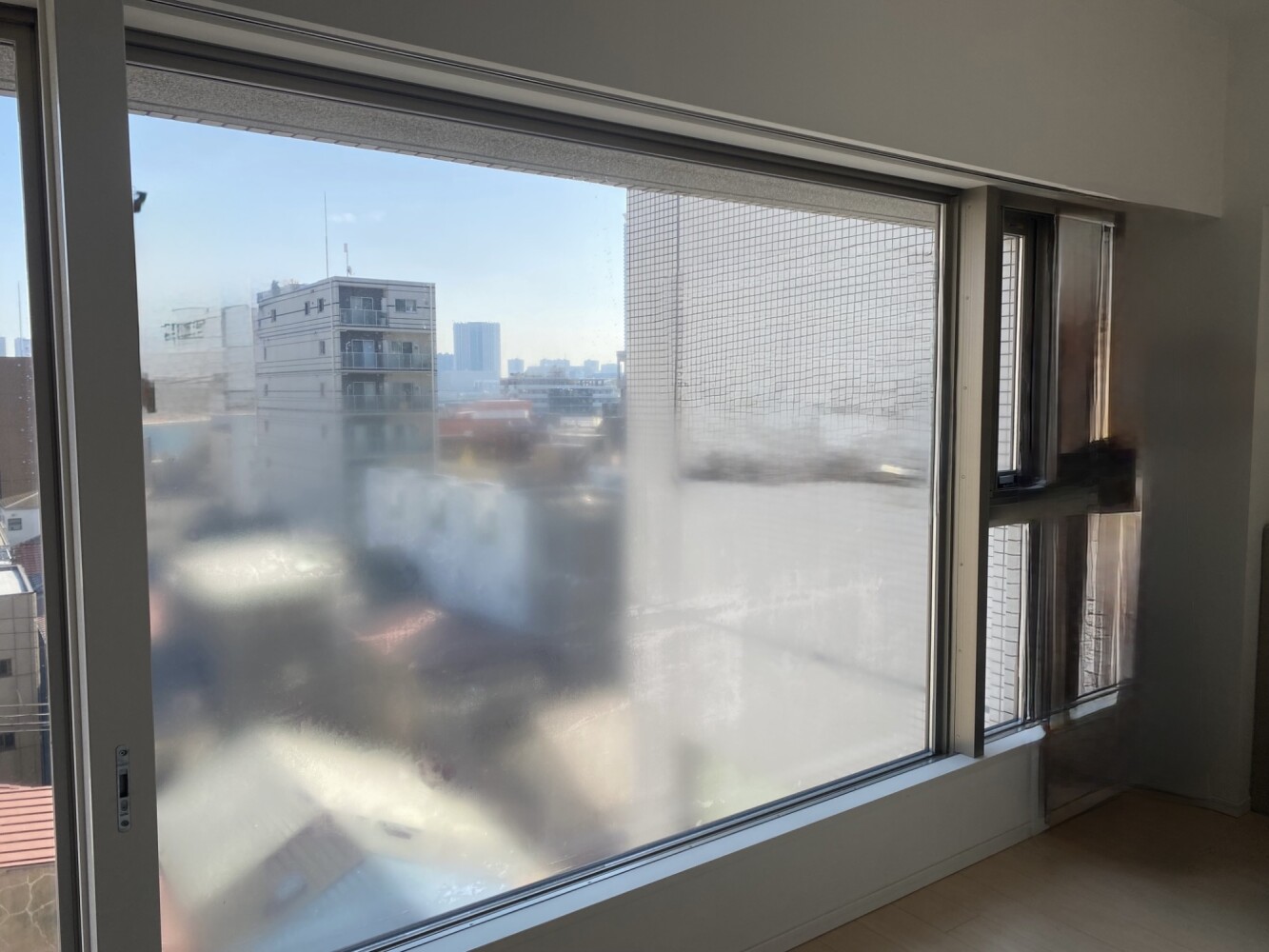 東京都中央区・マンション／劣化による飛散防止・UVカットフィルム（SH4CLAR）貼り替え施工の施工写真