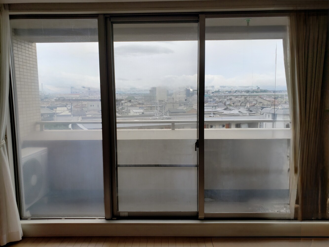 東京都豊島区のマンション・窓ガラスフィルム劣化による貼り替え施工（SH4CLAR）の施工写真
