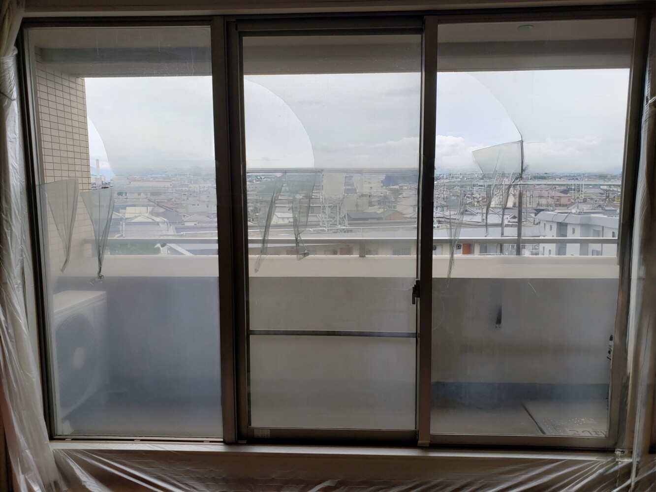 東京都豊島区のマンション・窓ガラスフィルム劣化による貼り替え施工（SH4CLAR）