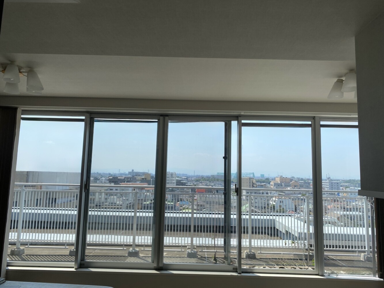マンション・劣化フィルムの貼り替えによる安全性向上と遮熱対策（3M LE70CLAR）の施工写真