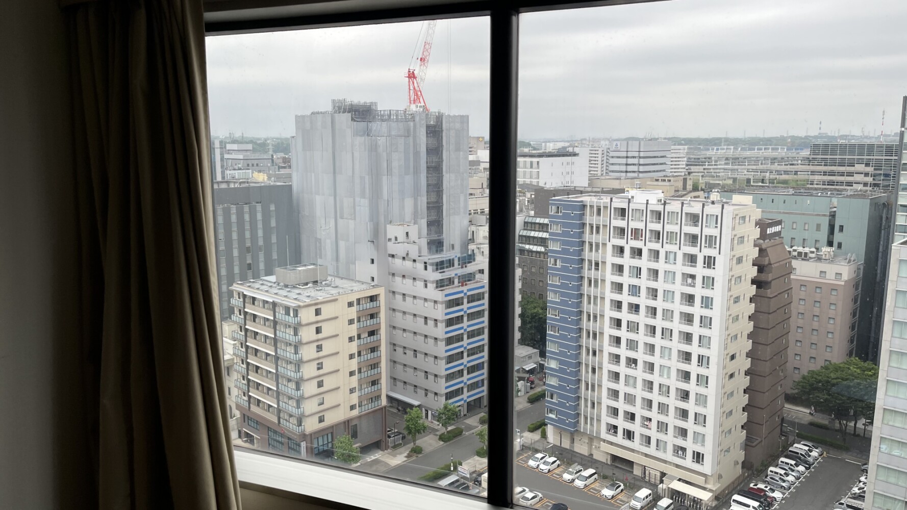 横浜市西区・ホテル／客室窓ガラスフィルム劣化による貼り替え（3M NANO70S）施工