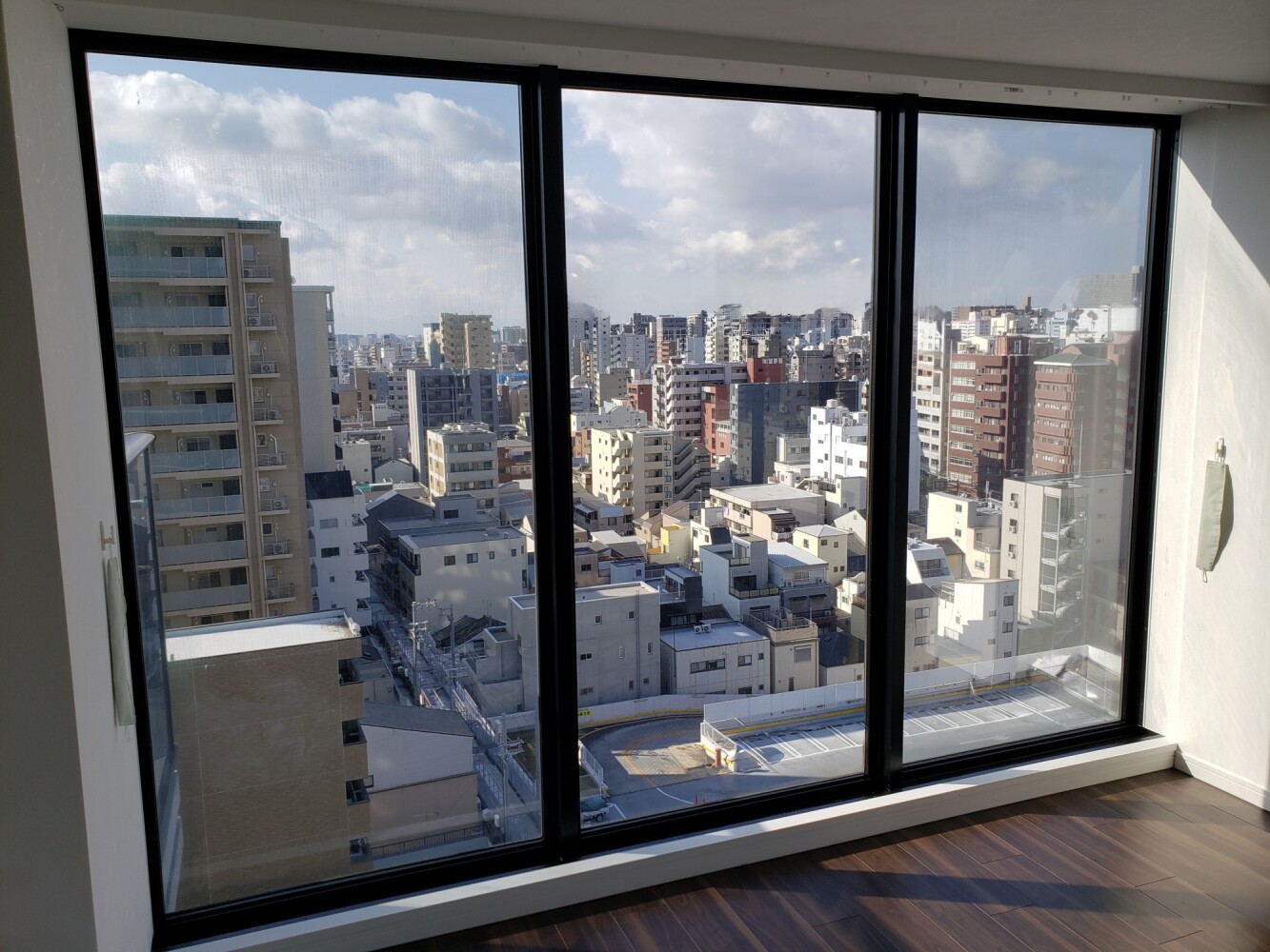 東京都中央区タワーマンション／劣化による遮熱フィルム（NANO70S）貼り替え施工の施工写真