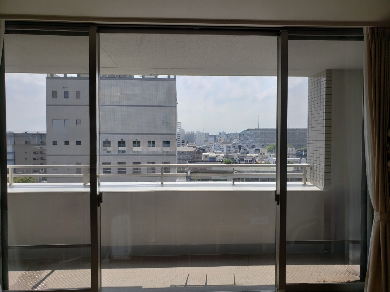 大田区マンションのリビング窓で劣化したガラスフィルムを貼り替え施工（3M SH4CLAR）