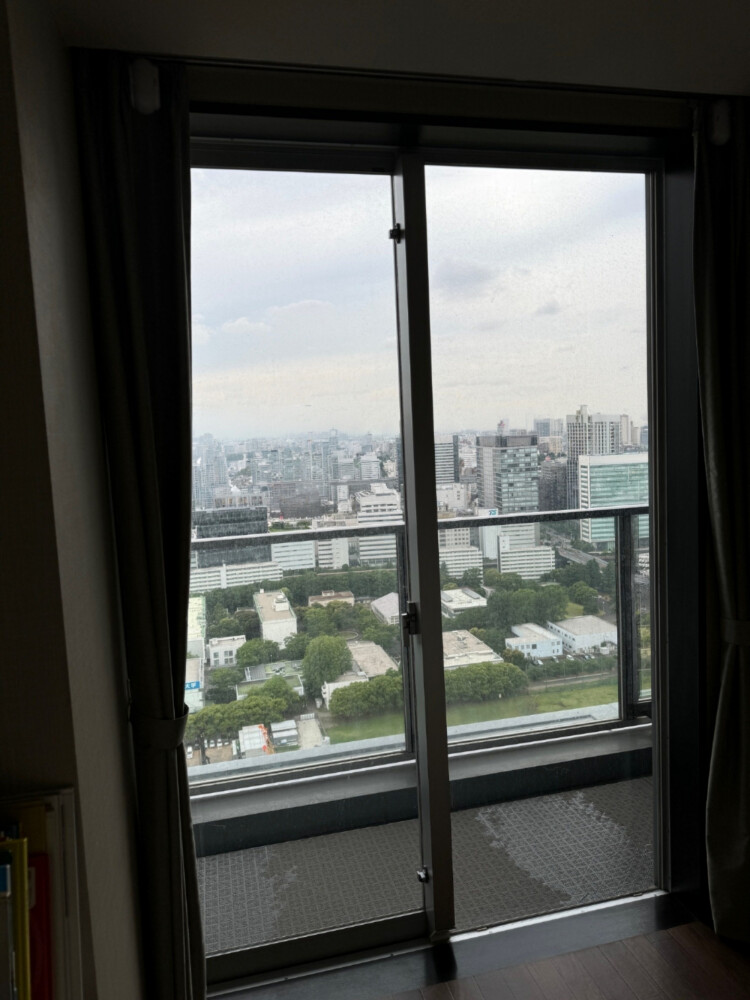 新宿区タワーマンション｜居室掃き出し窓のガラスフィルム劣化による貼り替え施工（3M NANO70S）