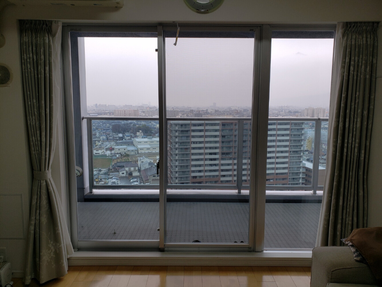 世田谷区高層マンションのリビング掃き出し窓に、飛散防止・紫外線対策で3M SH4CLARを施工（ペアガラス）の施工写真