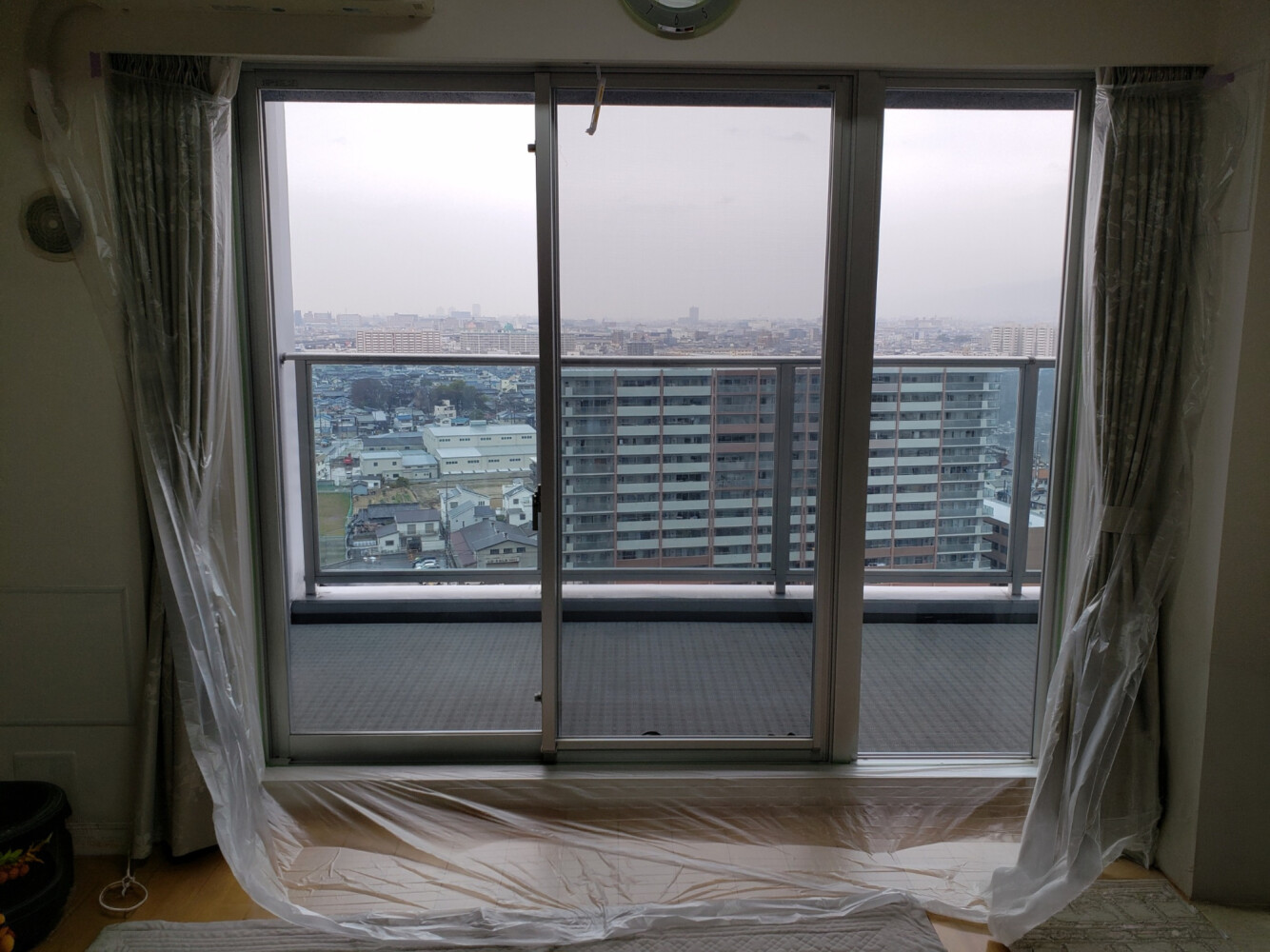 世田谷区高層マンションのリビング掃き出し窓に、飛散防止・紫外線対策で3M SH4CLARを施工（ペアガラス）
