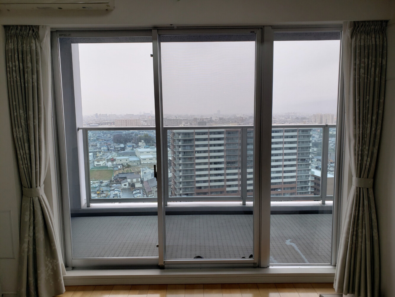 世田谷区高層マンションのリビング掃き出し窓に、飛散防止・紫外線対策で3M SH4CLARを施工（ペアガラス）