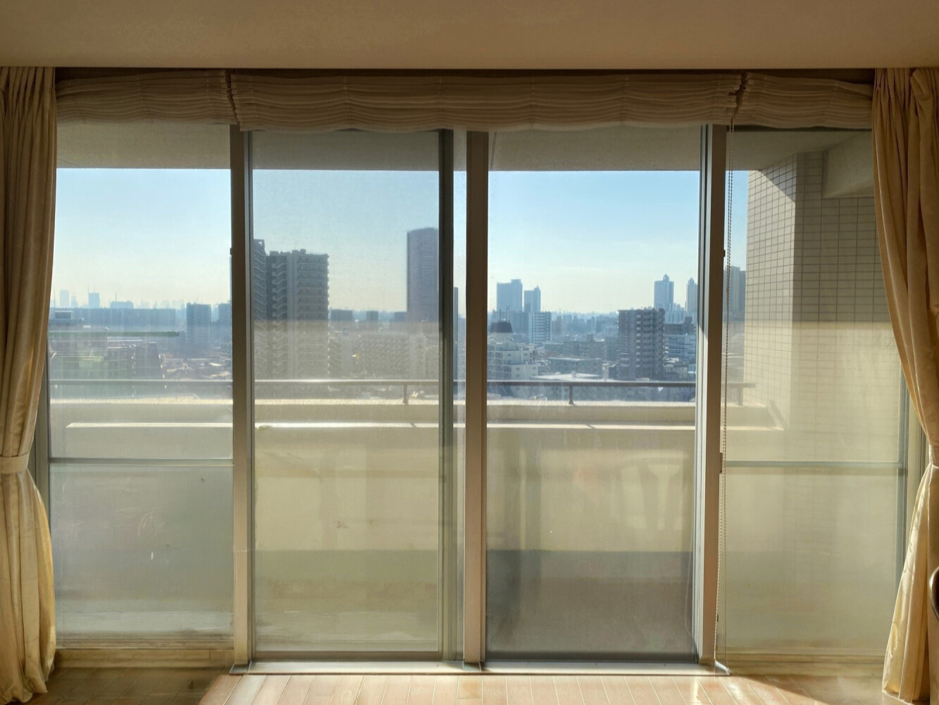 3M SH2CLARを東京都中野区マンションの掃き出し窓へ貼り替え施工｜劣化フィルム交換の施工写真