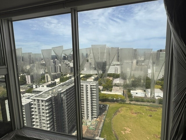 横浜市西区タワーマンション｜リビングFIX窓のガラスフィルム劣化による 3M NANO70S への貼り替え施工