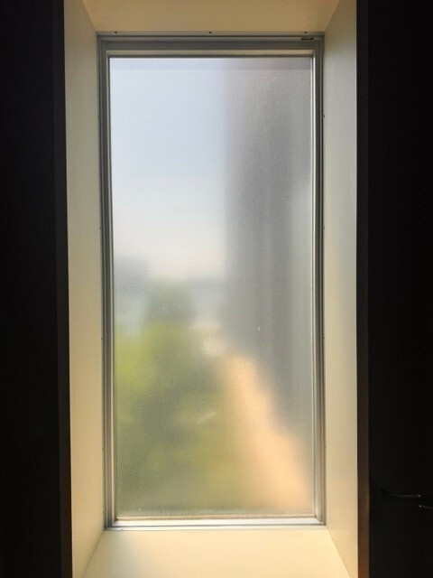 東京都千代田区タワーマンション｜居室の目隠しフィルム劣化による貼り替え施工（3M ファサラ ミルキーホワイト：品番 SH2MAML）